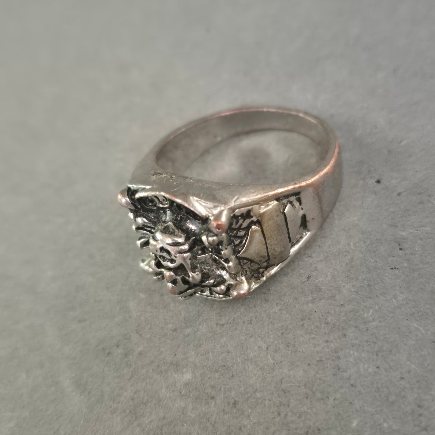 Massiver Herrenring mit Löwenkopf – Silberoptik im Antik-Stil