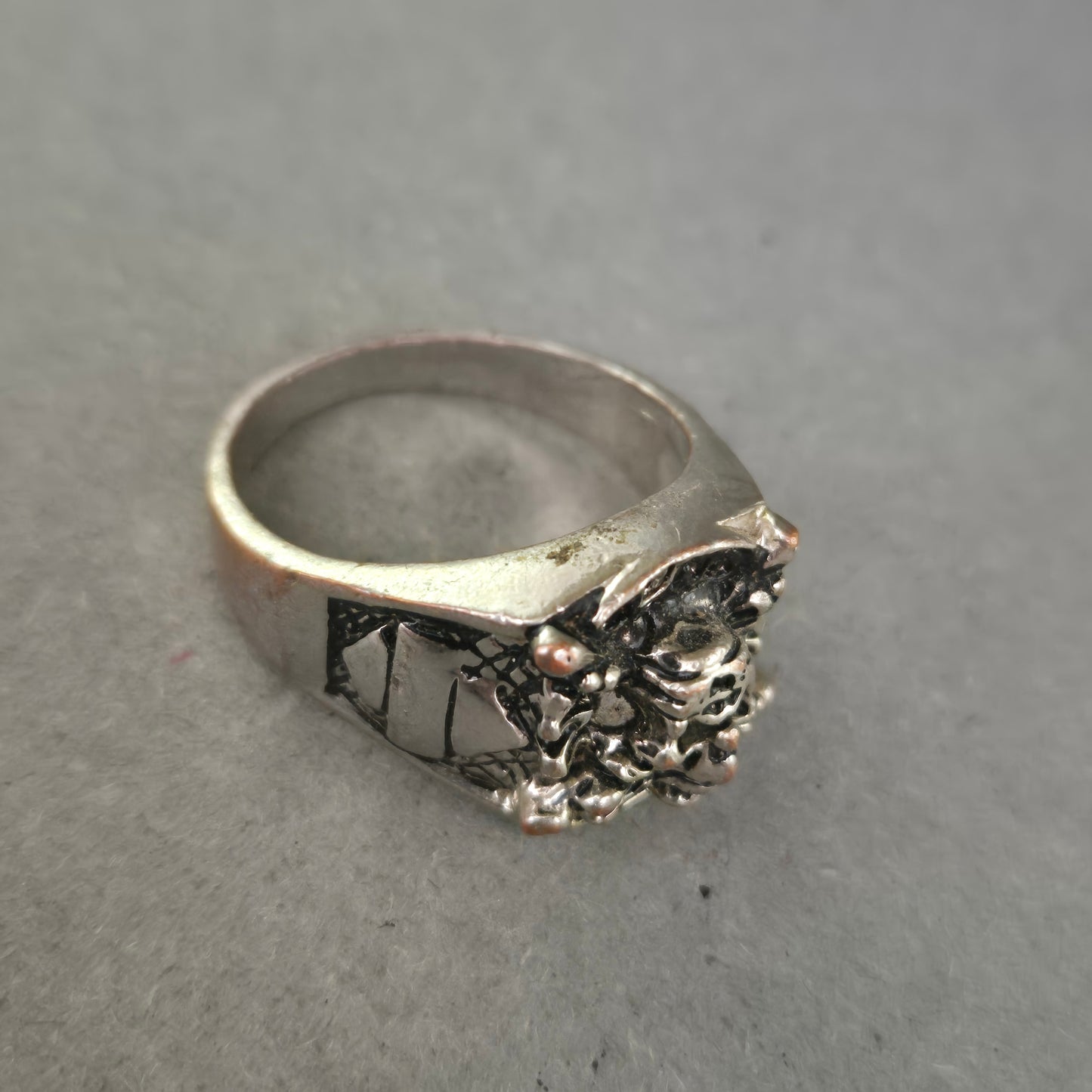 Massiver Herrenring mit Löwenkopf – Silberoptik im Antik-Stil