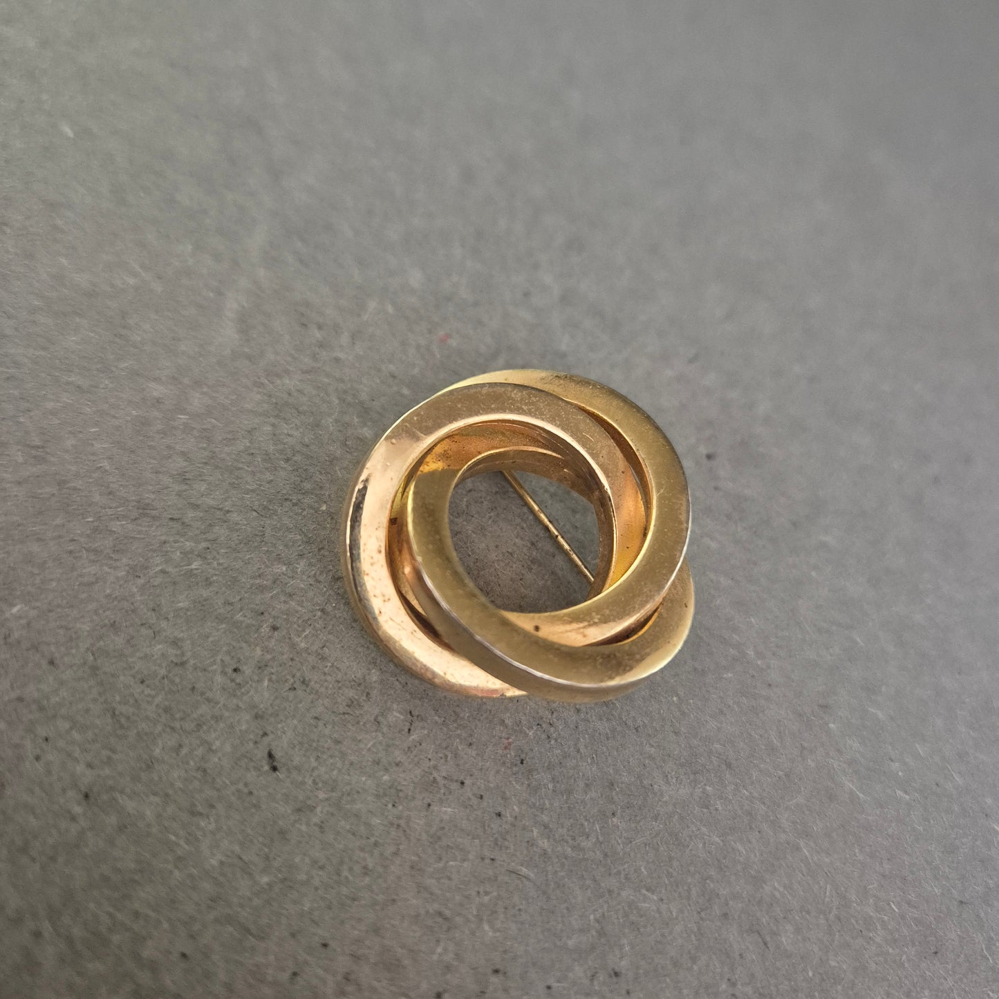 Schlichte Vintage-Brosche in Goldoptik – Verschlungene Kreise