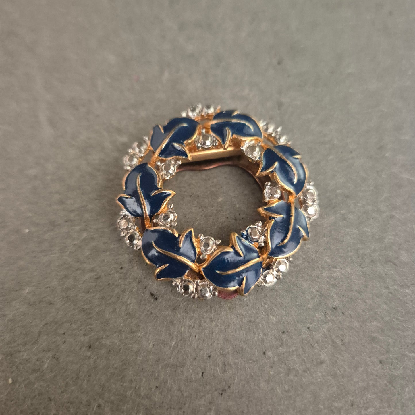 Vergoldeter Vintage-Anhänger mit blauen Emailleblättern und Strass