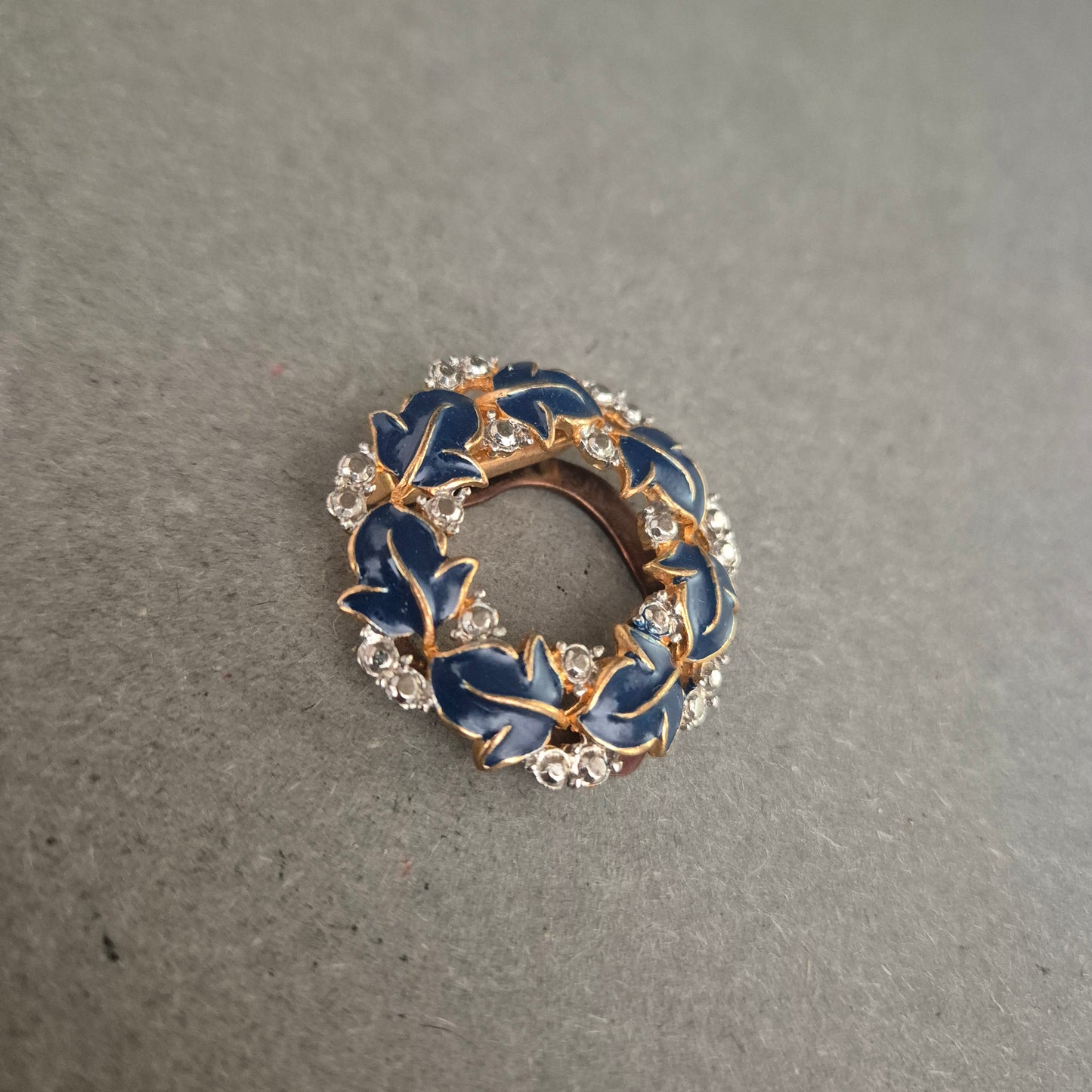 Vergoldeter Vintage-Anhänger mit blauen Emailleblättern und Strass