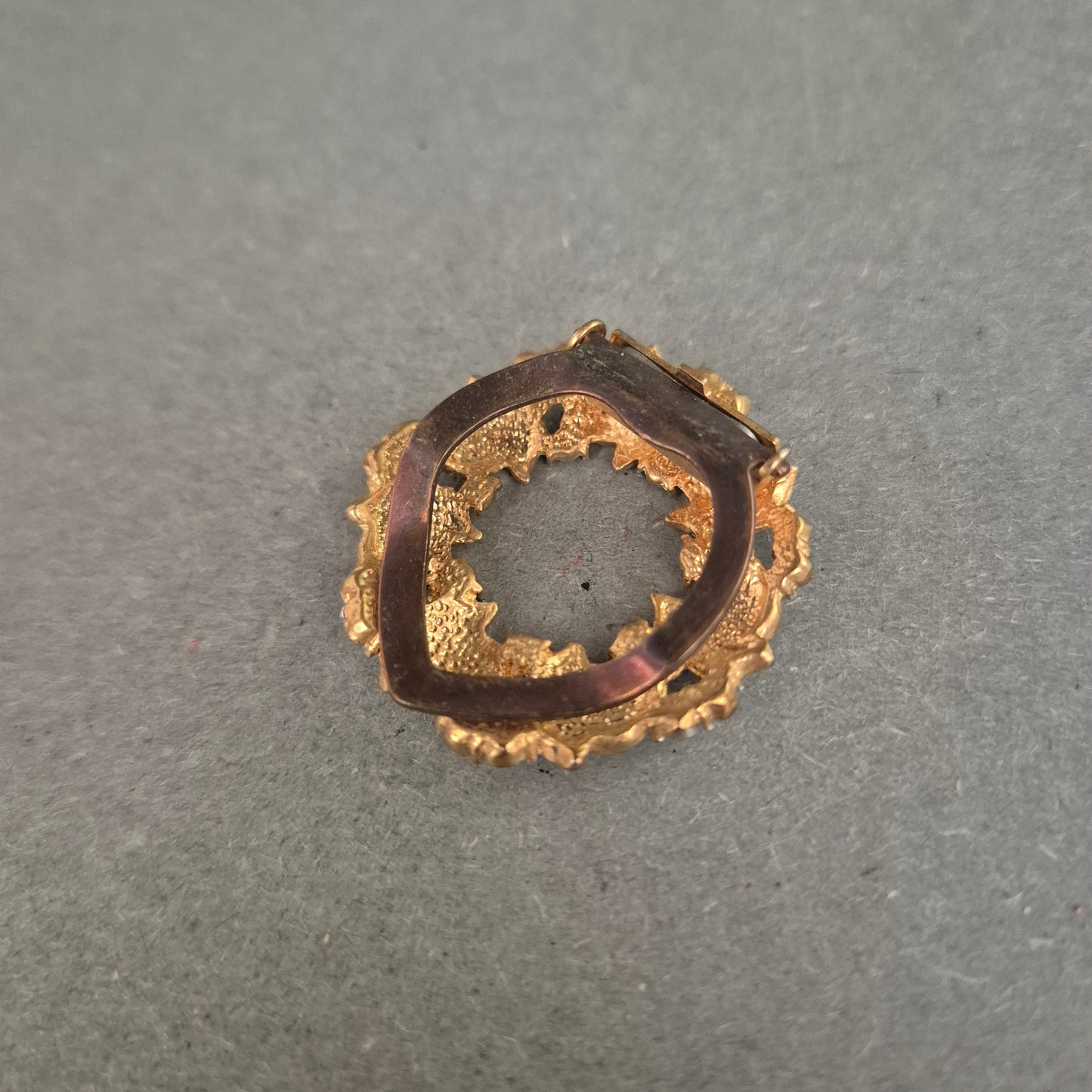 Vergoldeter Vintage-Anhänger mit blauen Emailleblättern und Strass