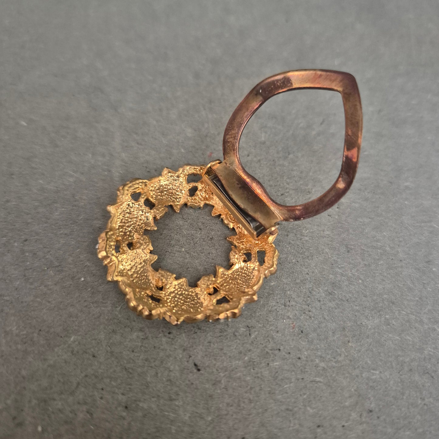 Vergoldeter Vintage-Anhänger mit blauen Emailleblättern und Strass