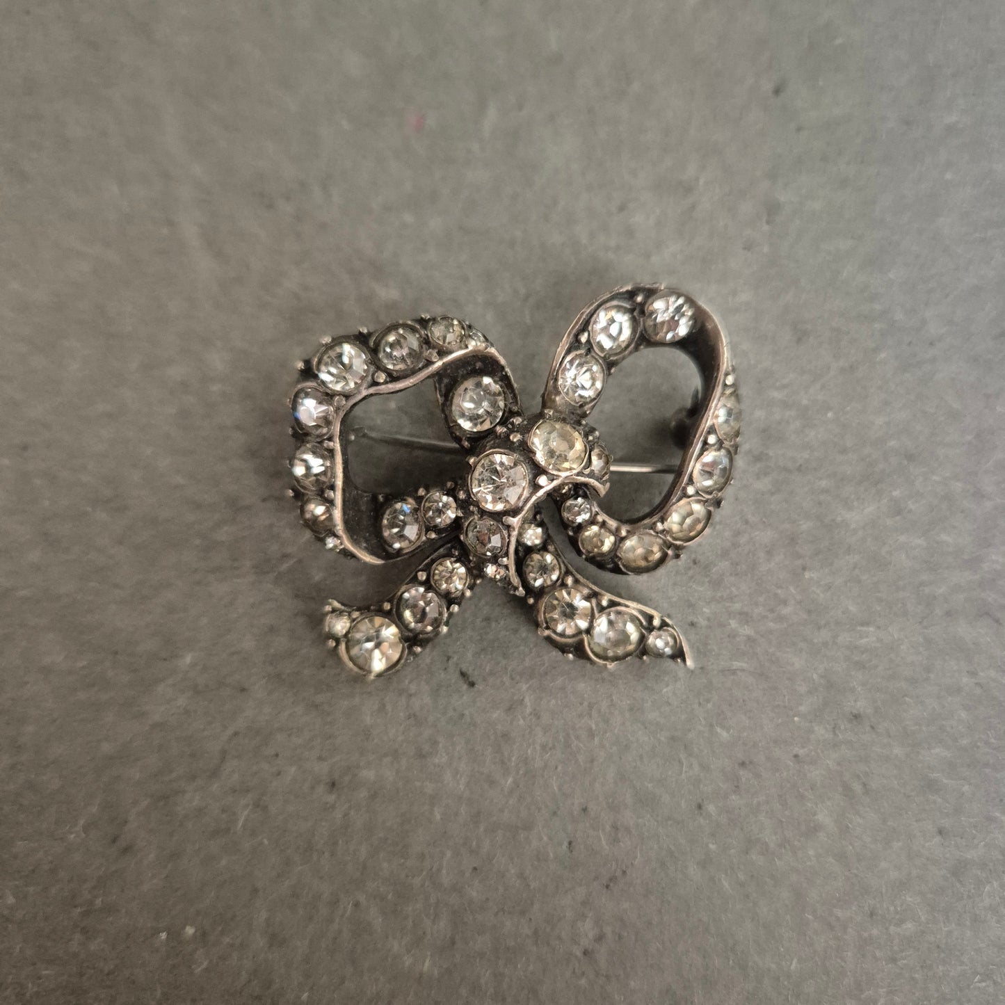 Vintage-Brosche Schleife mit Strass – Funkelnder Retro-Charme