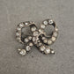 Vintage-Brosche Schleife mit Strass – Funkelnder Retro-Charme