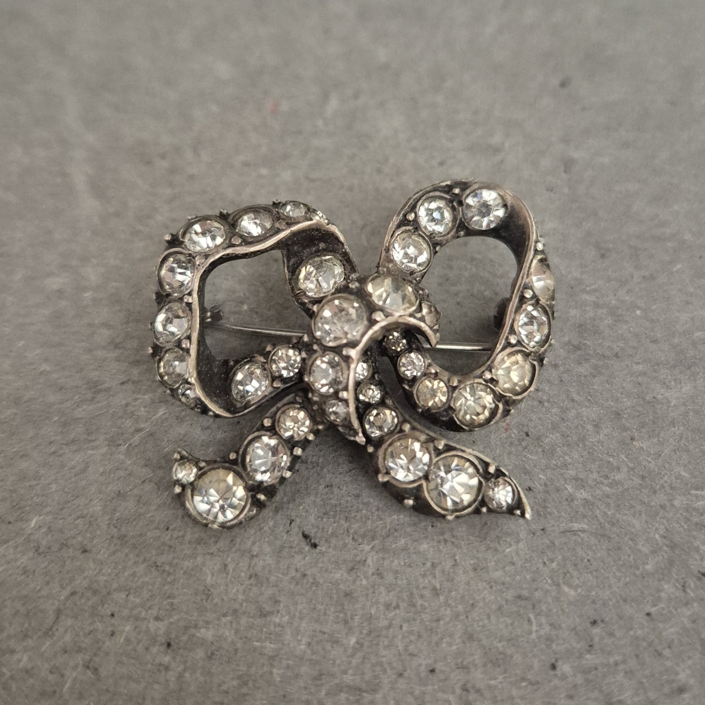 Vintage-Brosche Schleife mit Strass – Funkelnder Retro-Charme