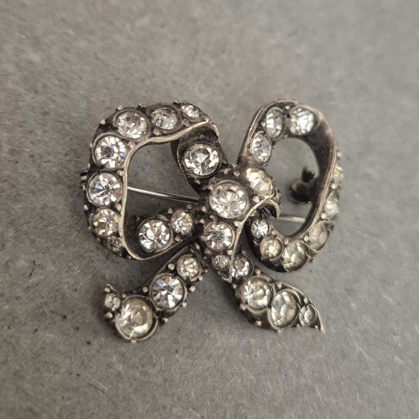 Vintage-Brosche Schleife mit Strass – Funkelnder Retro-Charme