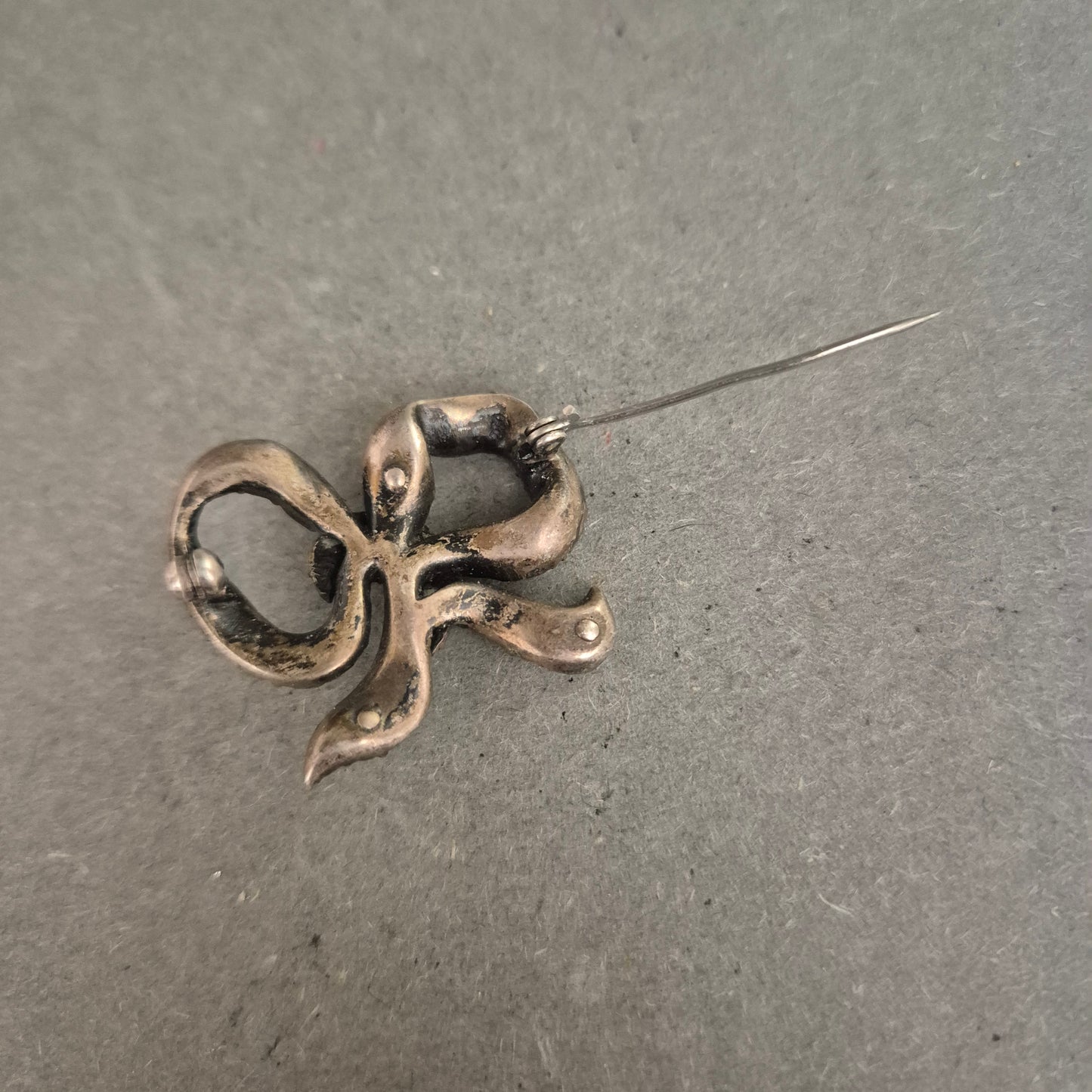 Vintage-Brosche Schleife mit Strass – Funkelnder Retro-Charme