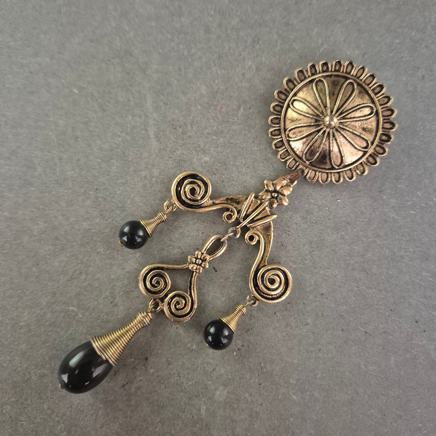 Antike Brosche im viktorianischen Stil – Bronzeoptik mit Onyxperlen