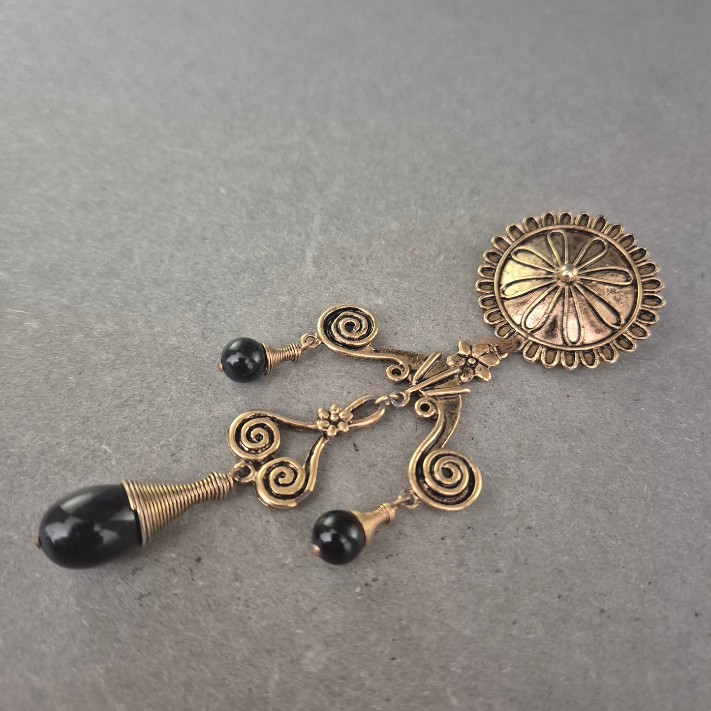 Antike Brosche im viktorianischen Stil – Bronzeoptik mit Onyxperlen