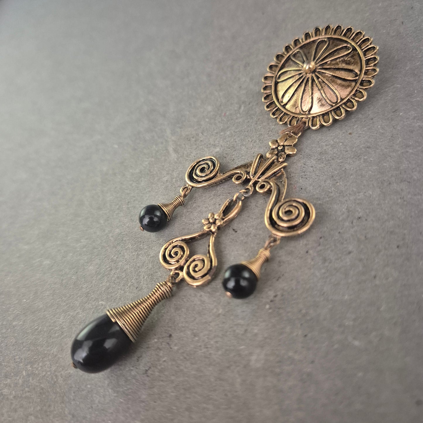 Antike Brosche im viktorianischen Stil – Bronzeoptik mit Onyxperlen