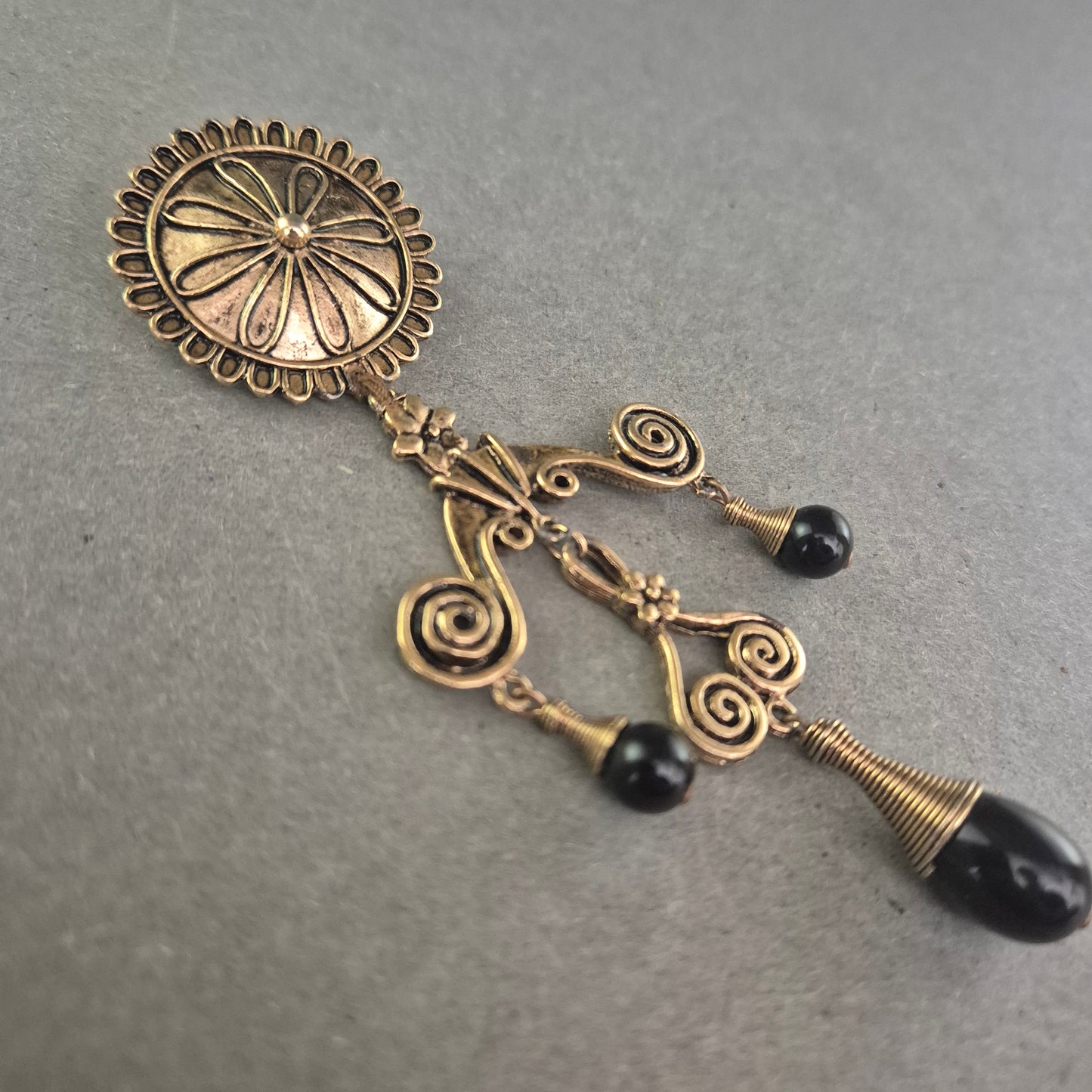 Antike Brosche im viktorianischen Stil – Bronzeoptik mit Onyxperlen