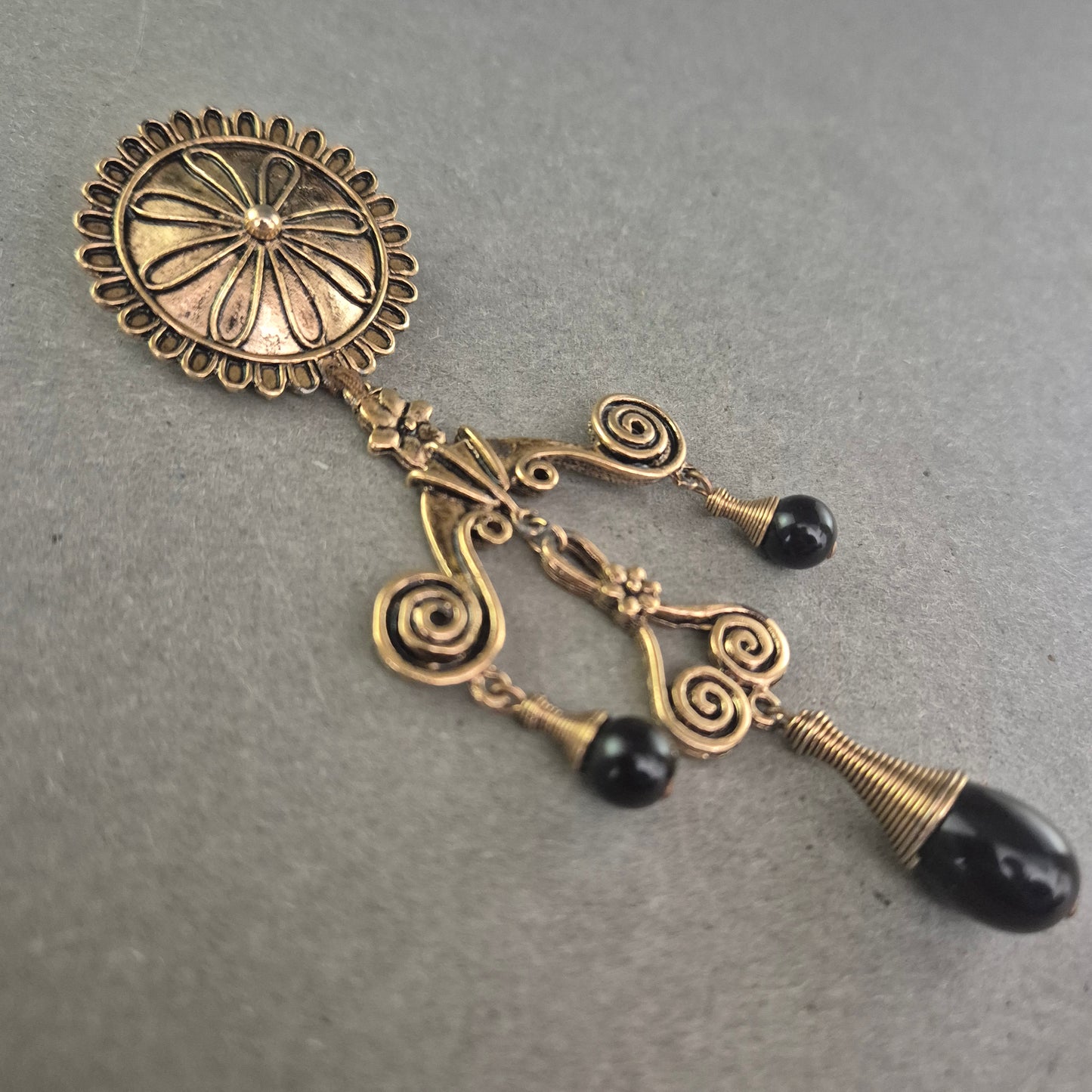 Antike Brosche im viktorianischen Stil – Bronzeoptik mit Onyxperlen