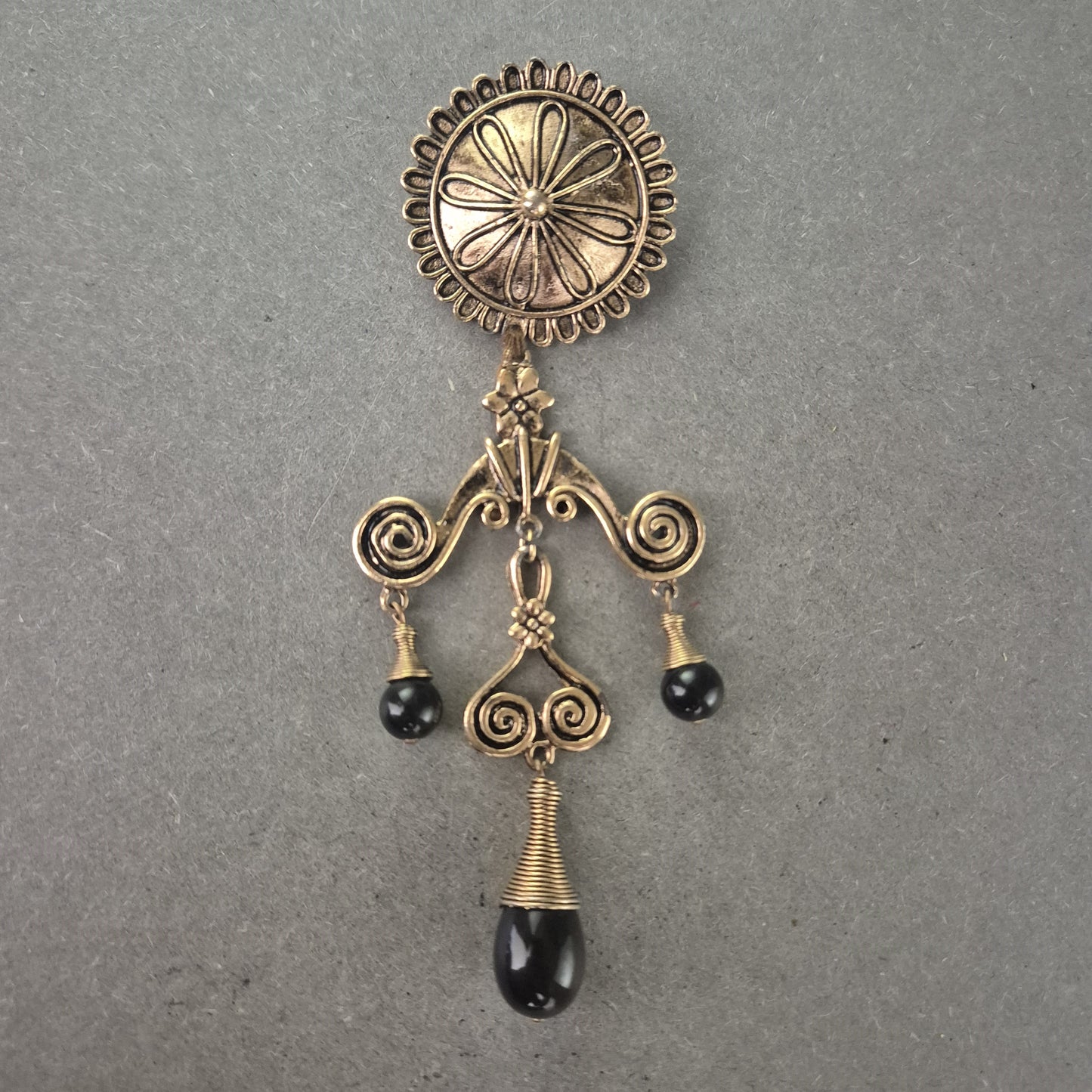 Antike Brosche im viktorianischen Stil – Bronzeoptik mit Onyxperlen