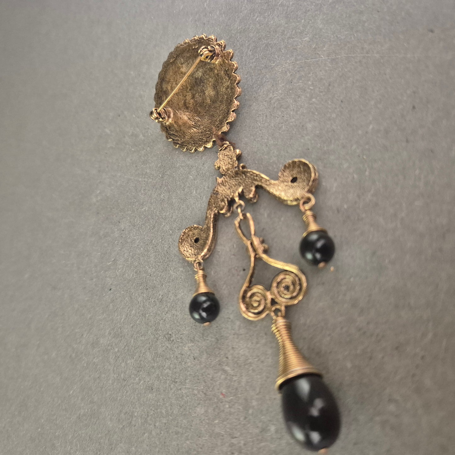 Antike Brosche im viktorianischen Stil – Bronzeoptik mit Onyxperlen