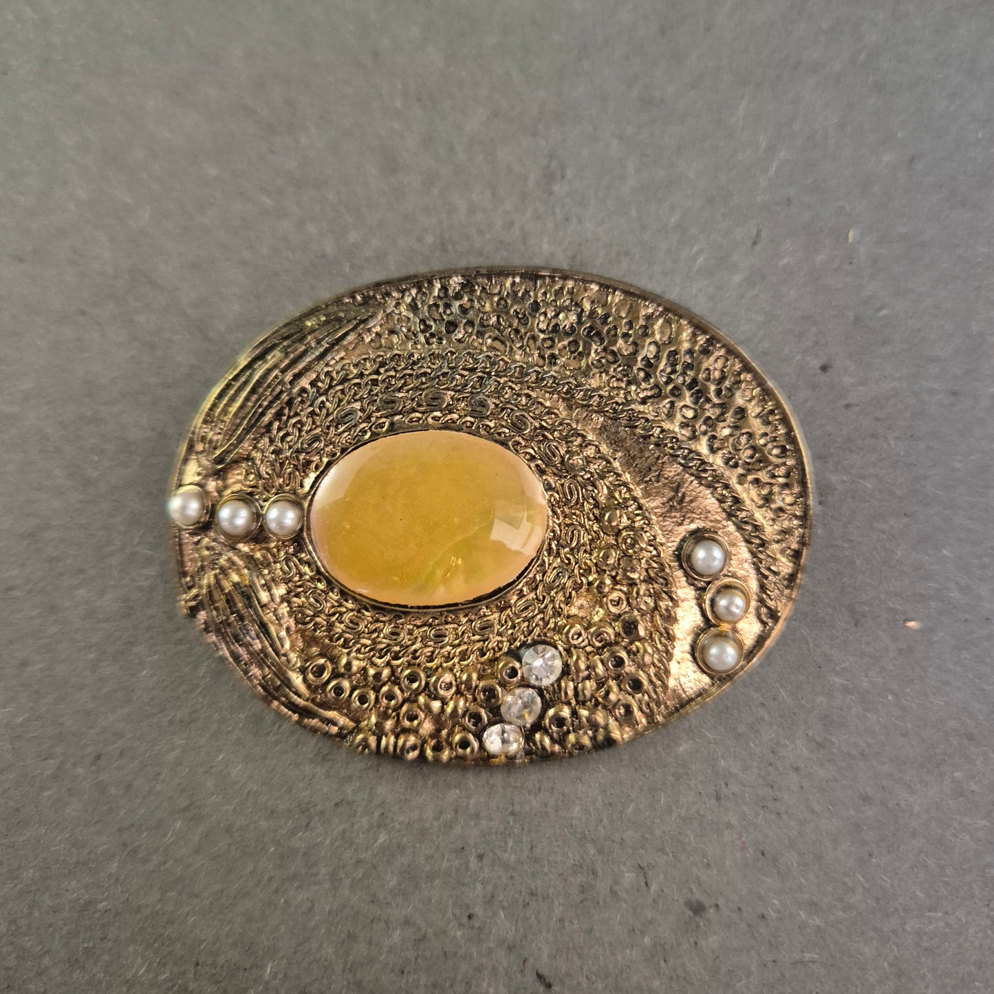 Ovalbrosche im Retro-Stil – Goldton mit Perlen und Gelbstein