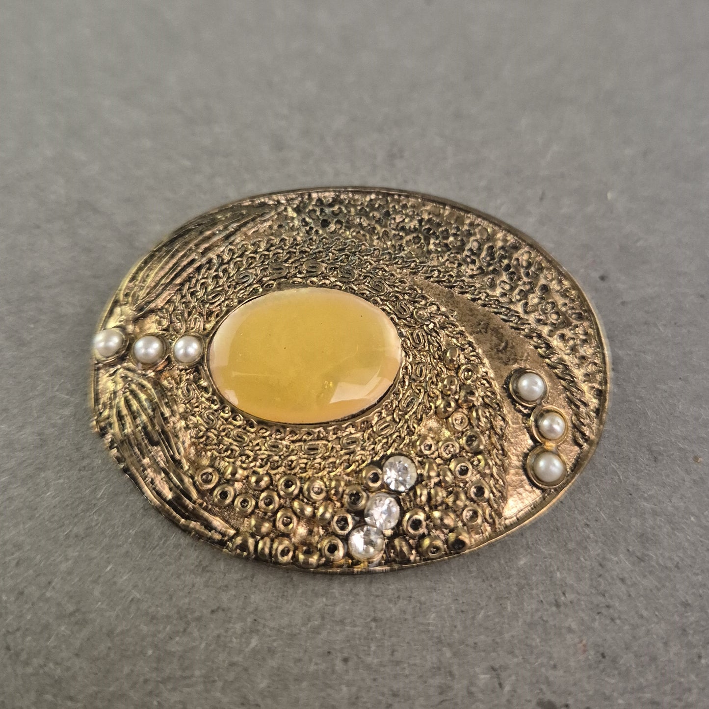 Ovalbrosche im Retro-Stil – Goldton mit Perlen und Gelbstein