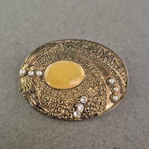 Ovalbrosche im Retro-Stil – Goldton mit Perlen und Gelbstein