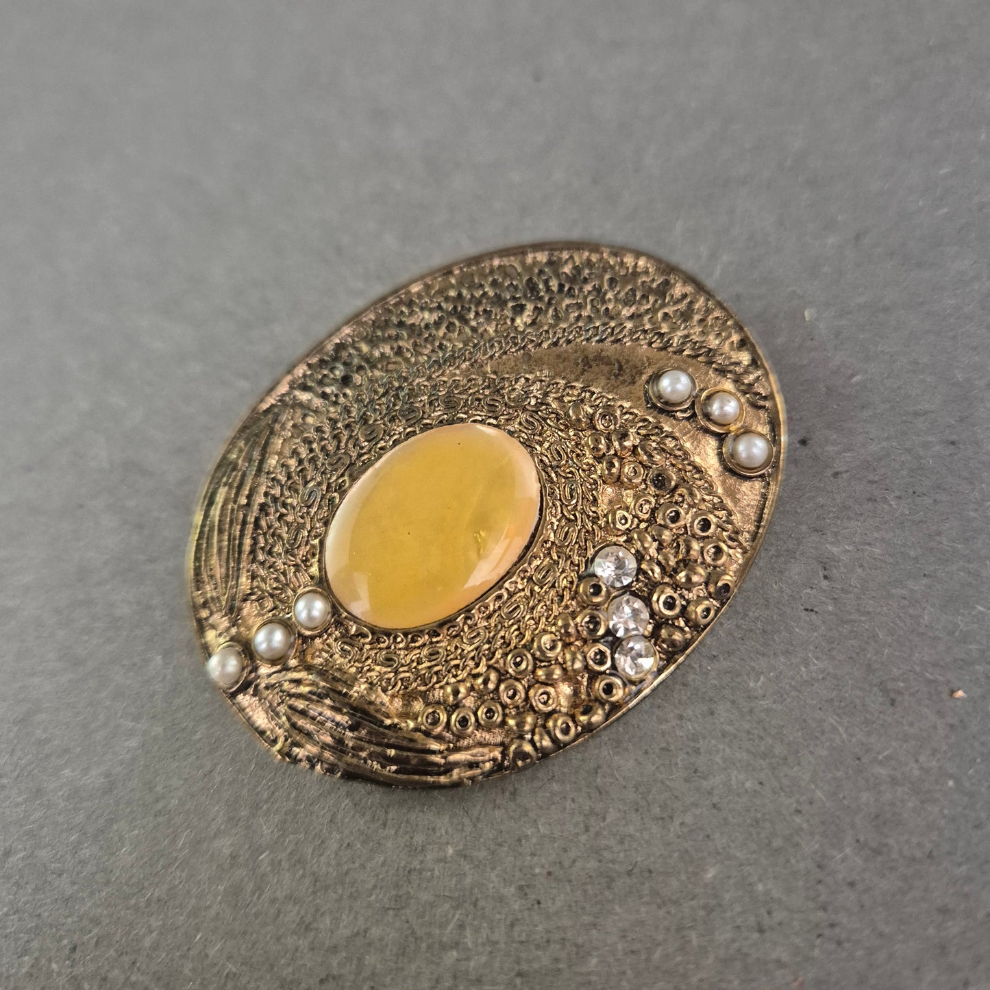 Ovalbrosche im Retro-Stil – Goldton mit Perlen und Gelbstein