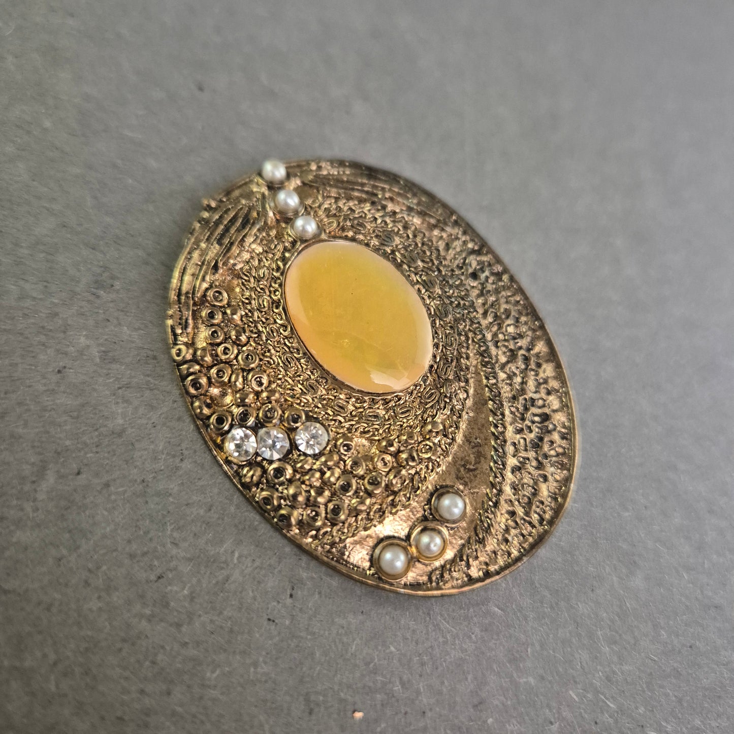 Ovalbrosche im Retro-Stil – Goldton mit Perlen und Gelbstein