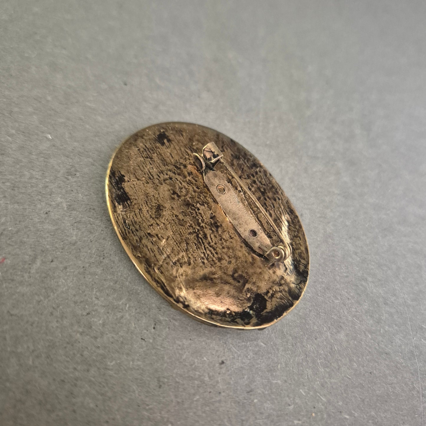 Ovalbrosche im Retro-Stil – Goldton mit Perlen und Gelbstein