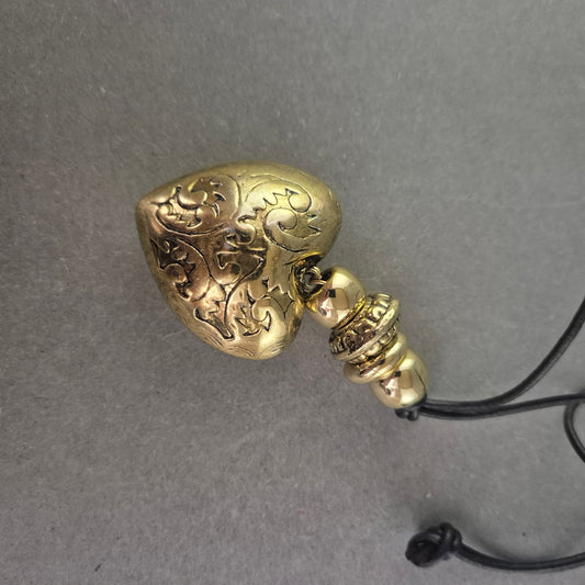 Vintage Herzanhänger aus Messing – Romantischer Boho-Look mit Lederband
