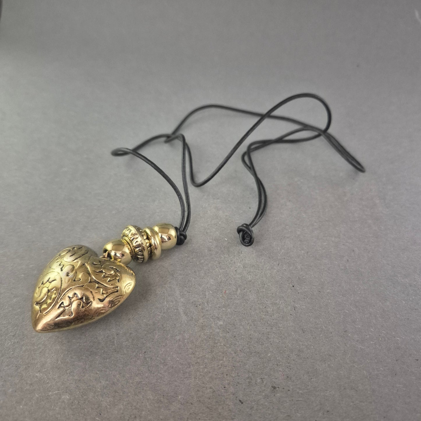 Vintage Herzanhänger aus Messing – Romantischer Boho-Look mit Lederband