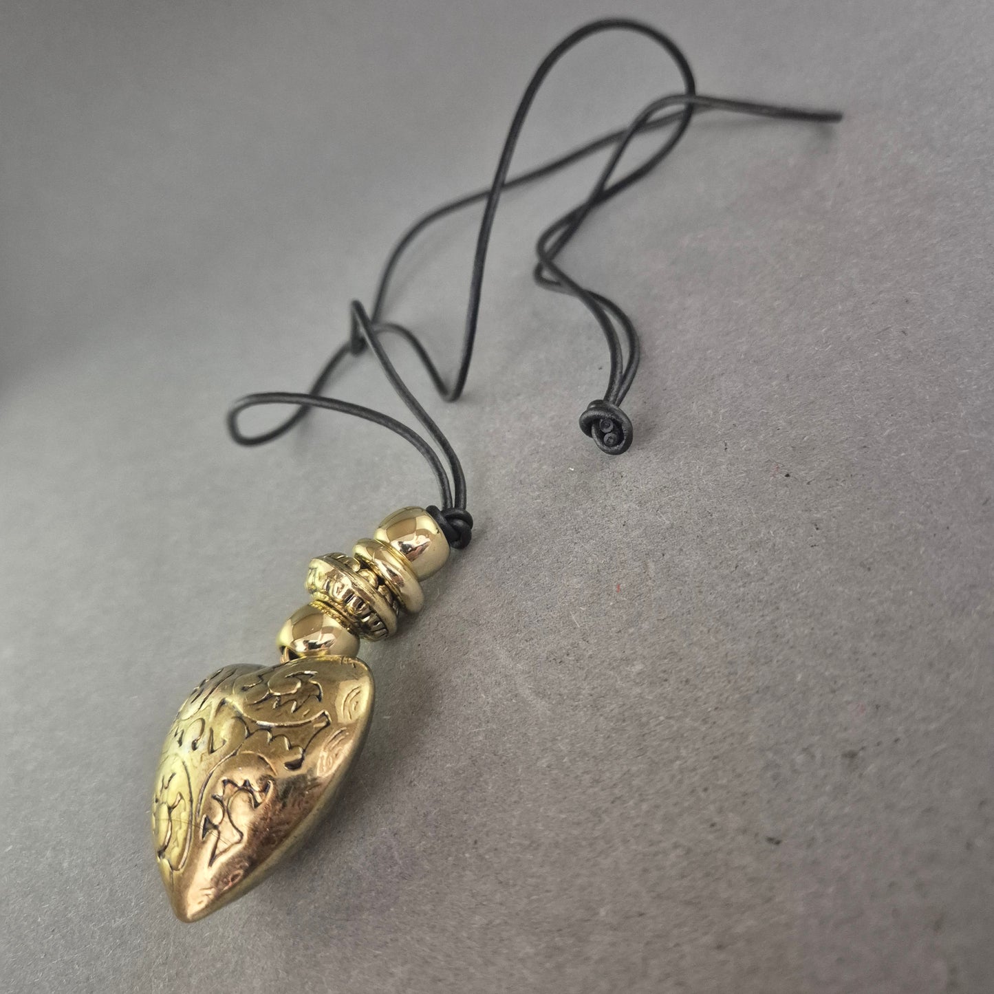 Vintage Herzanhänger aus Messing – Romantischer Boho-Look mit Lederband