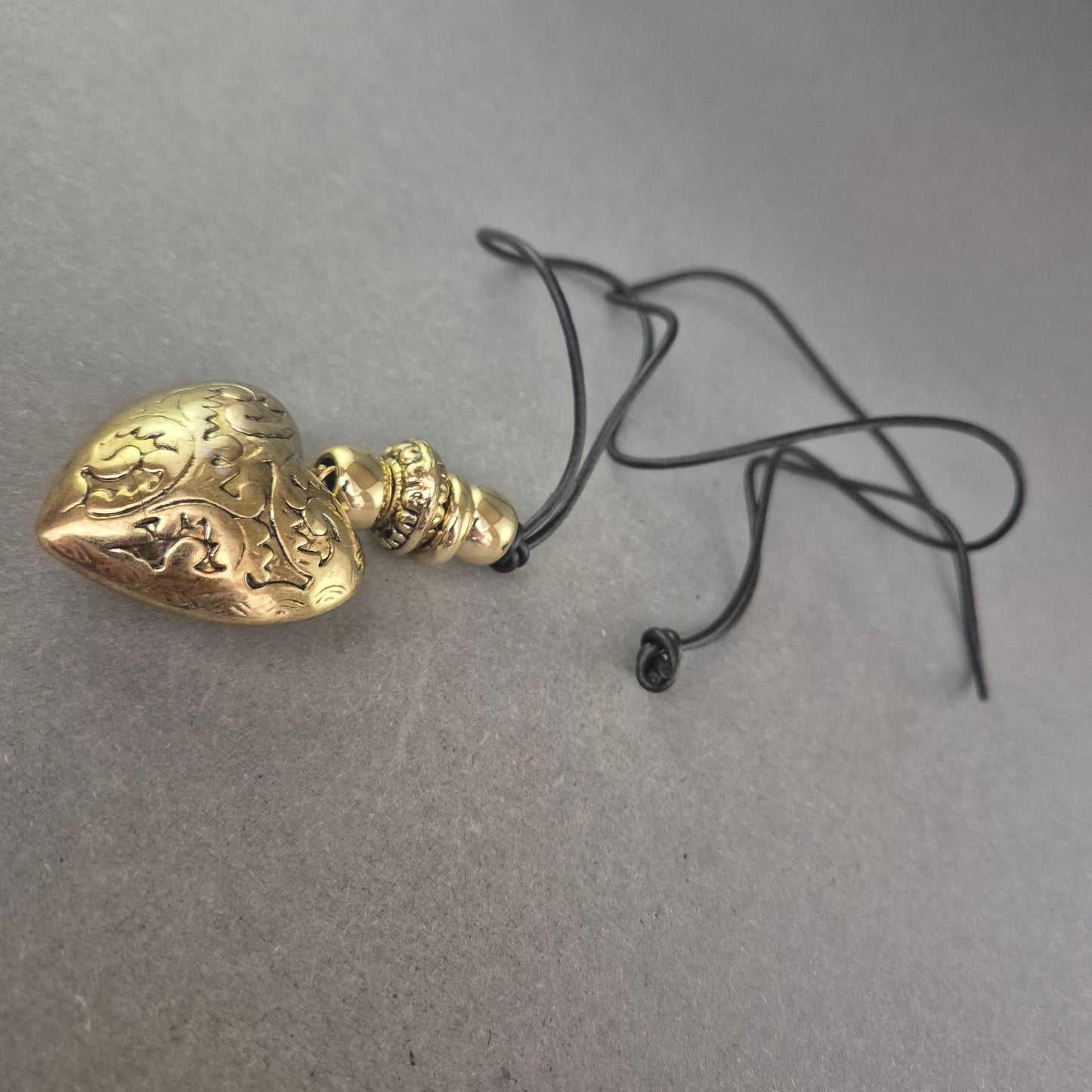 Vintage Herzanhänger aus Messing – Romantischer Boho-Look mit Lederband