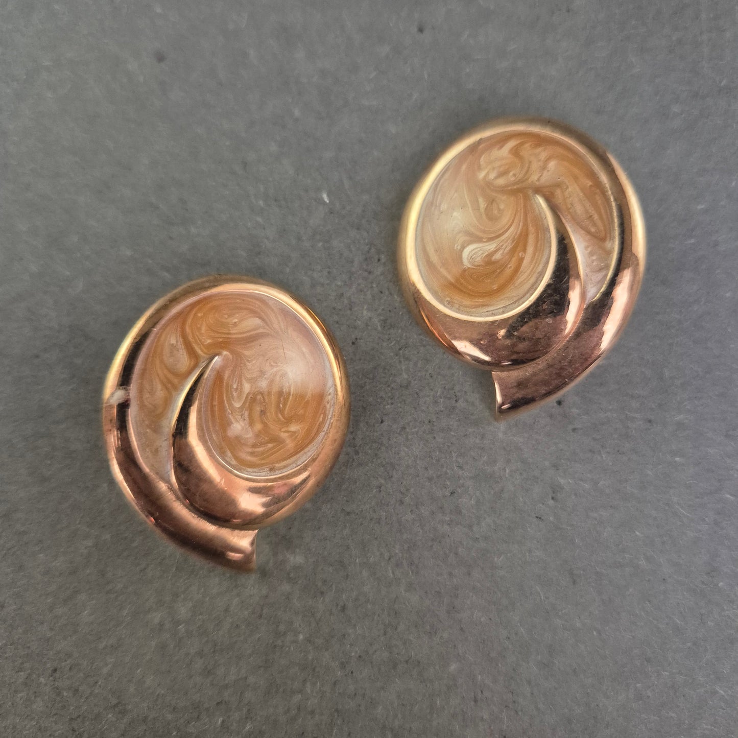 Vintage Monet Ohrclips in Roségold – Abstraktes Wirbel-Design