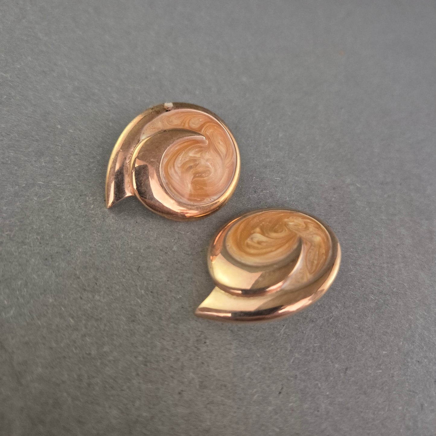 Vintage Monet Ohrclips in Roségold – Abstraktes Wirbel-Design