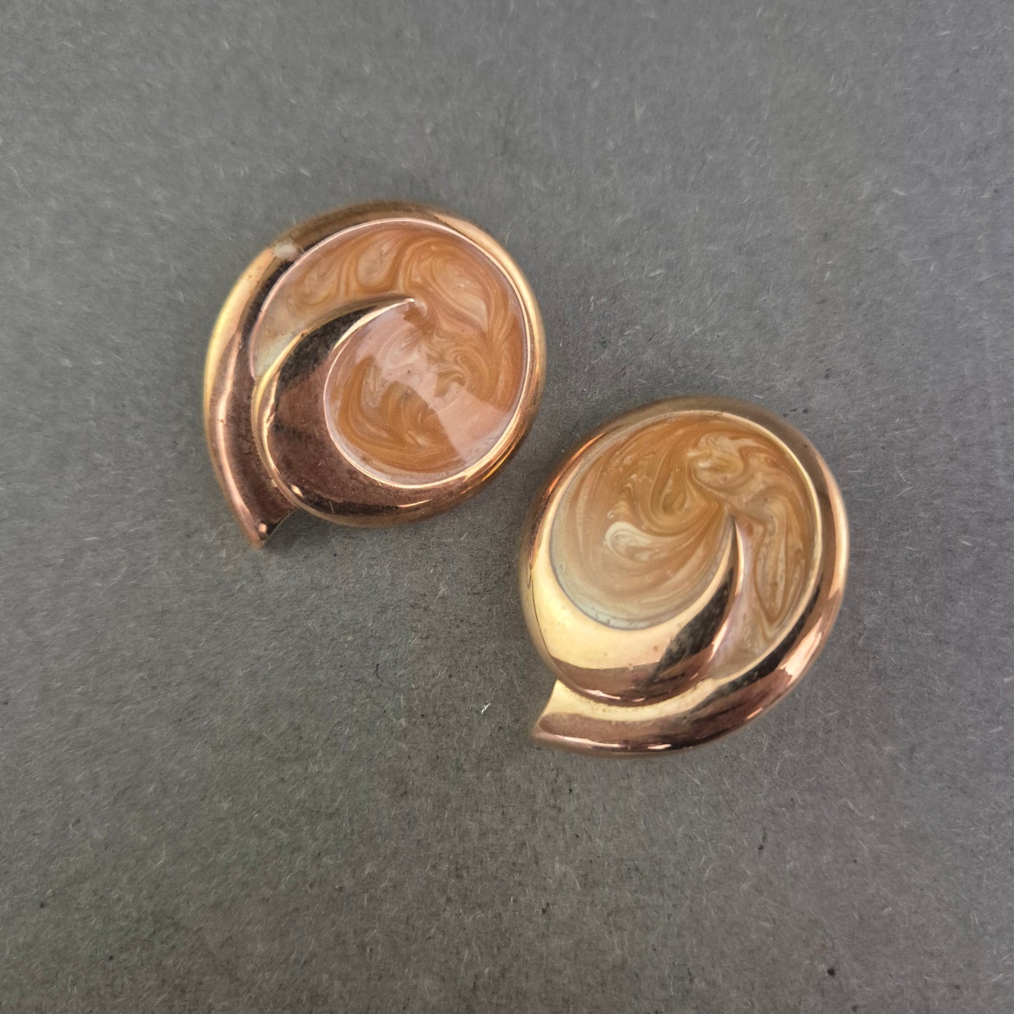 Vintage Monet Ohrclips in Roségold – Abstraktes Wirbel-Design