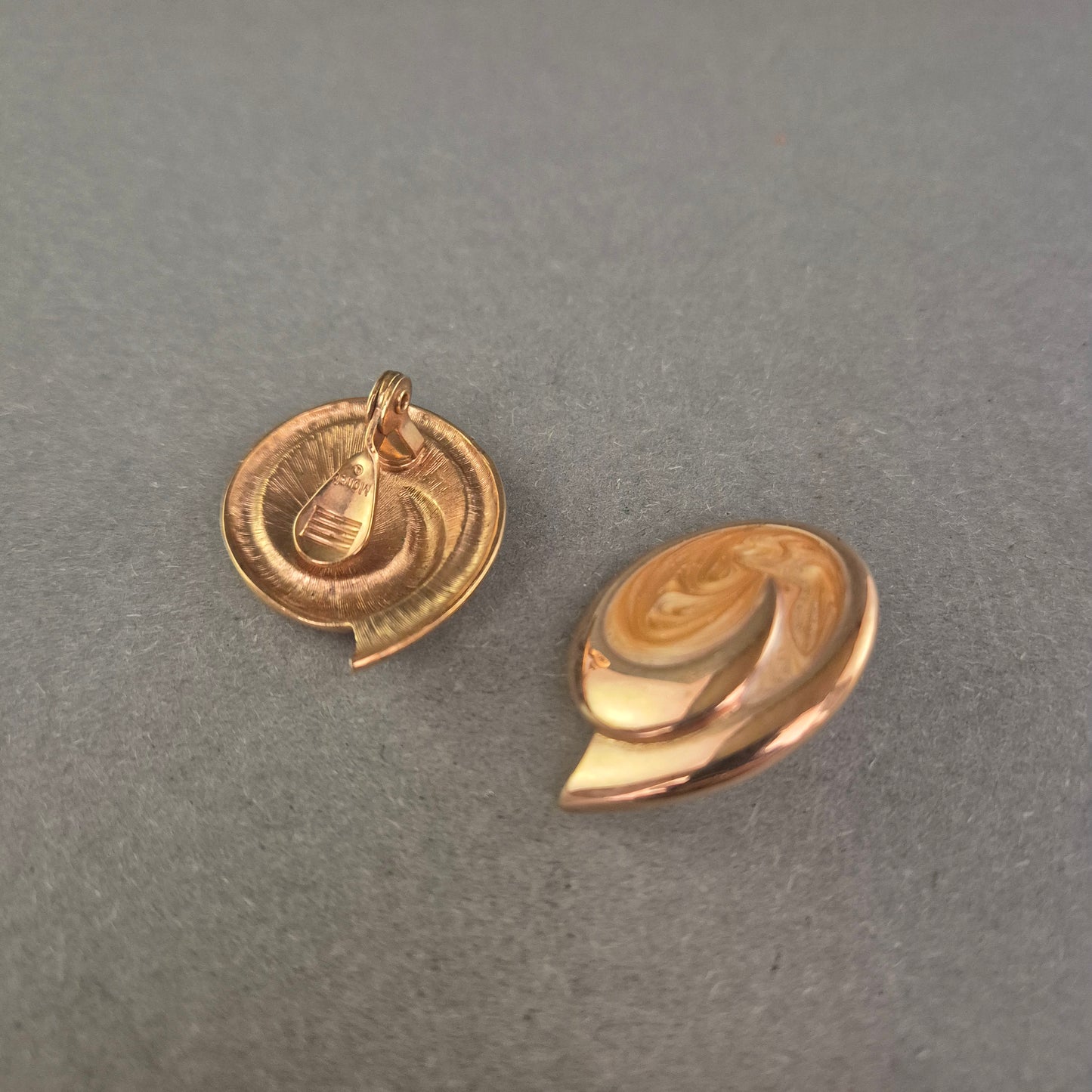 Vintage Monet Ohrclips in Roségold – Abstraktes Wirbel-Design