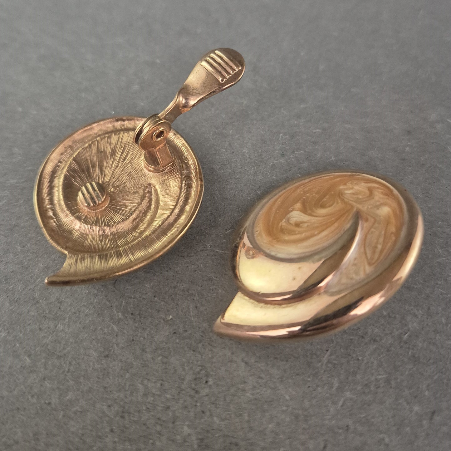 Vintage Monet Ohrclips in Roségold – Abstraktes Wirbel-Design