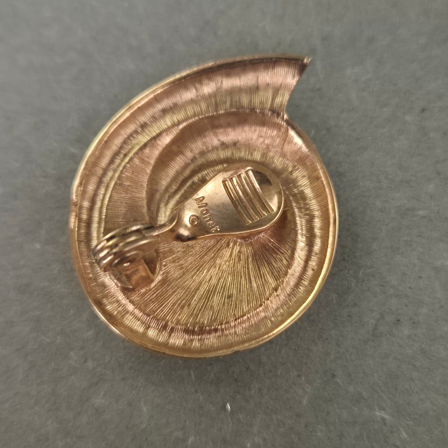 Vintage Monet Ohrclips in Roségold – Abstraktes Wirbel-Design