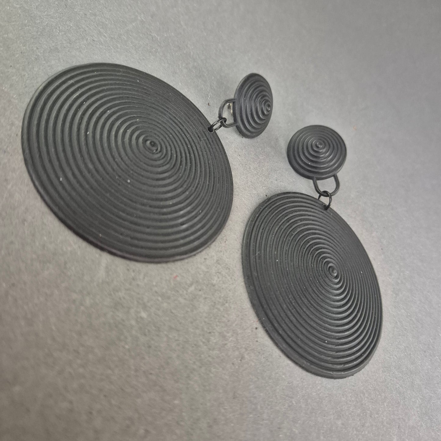 Statement-Ohrstecker in Schwarz – Kreisförmiger Retro-Look