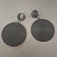 Statement-Ohrstecker in Schwarz – Kreisförmiger Retro-Look