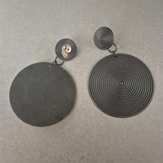 Statement-Ohrstecker in Schwarz – Kreisförmiger Retro-Look