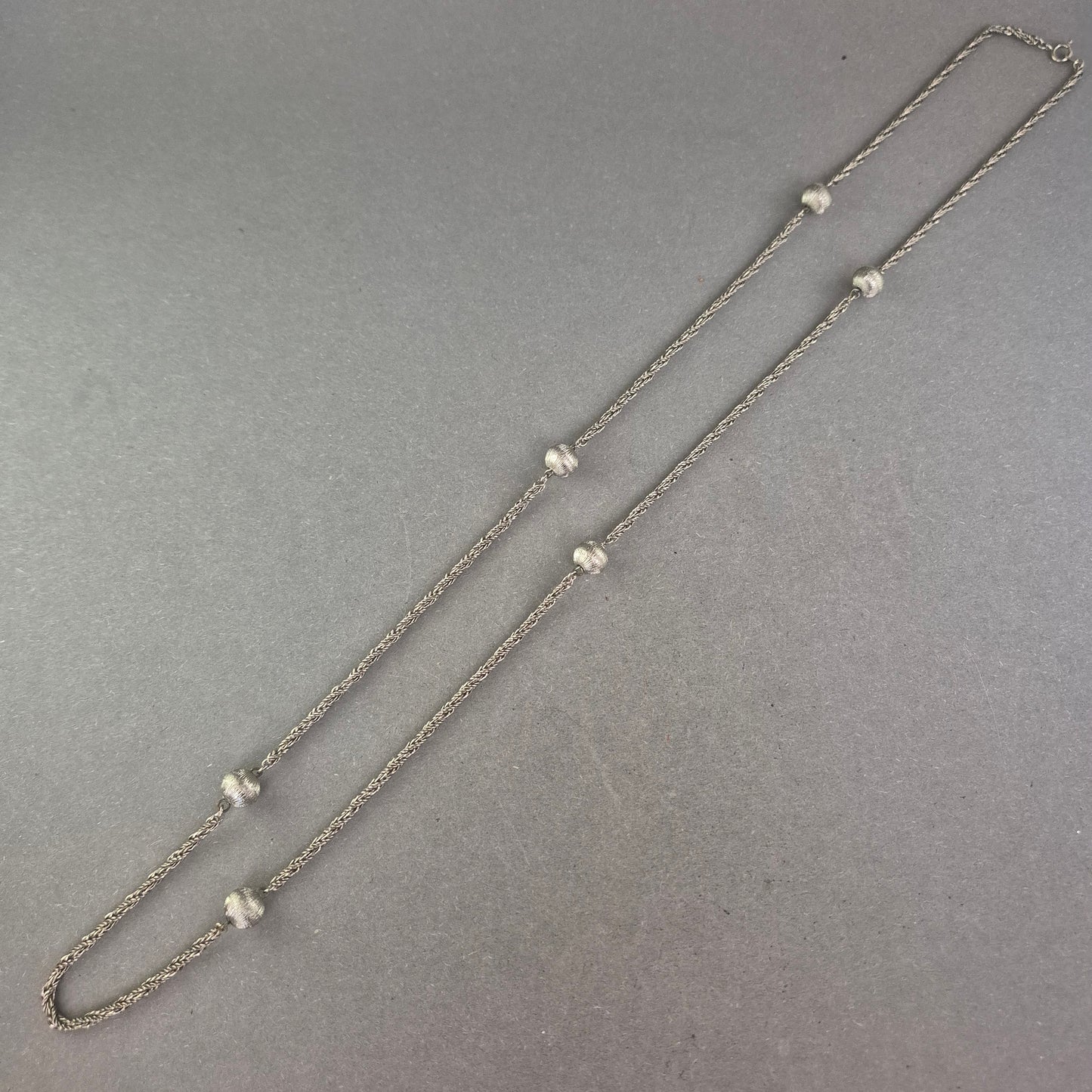 Feine Vintage-Halskette in Silberoptik mit dekorativen Kugeln