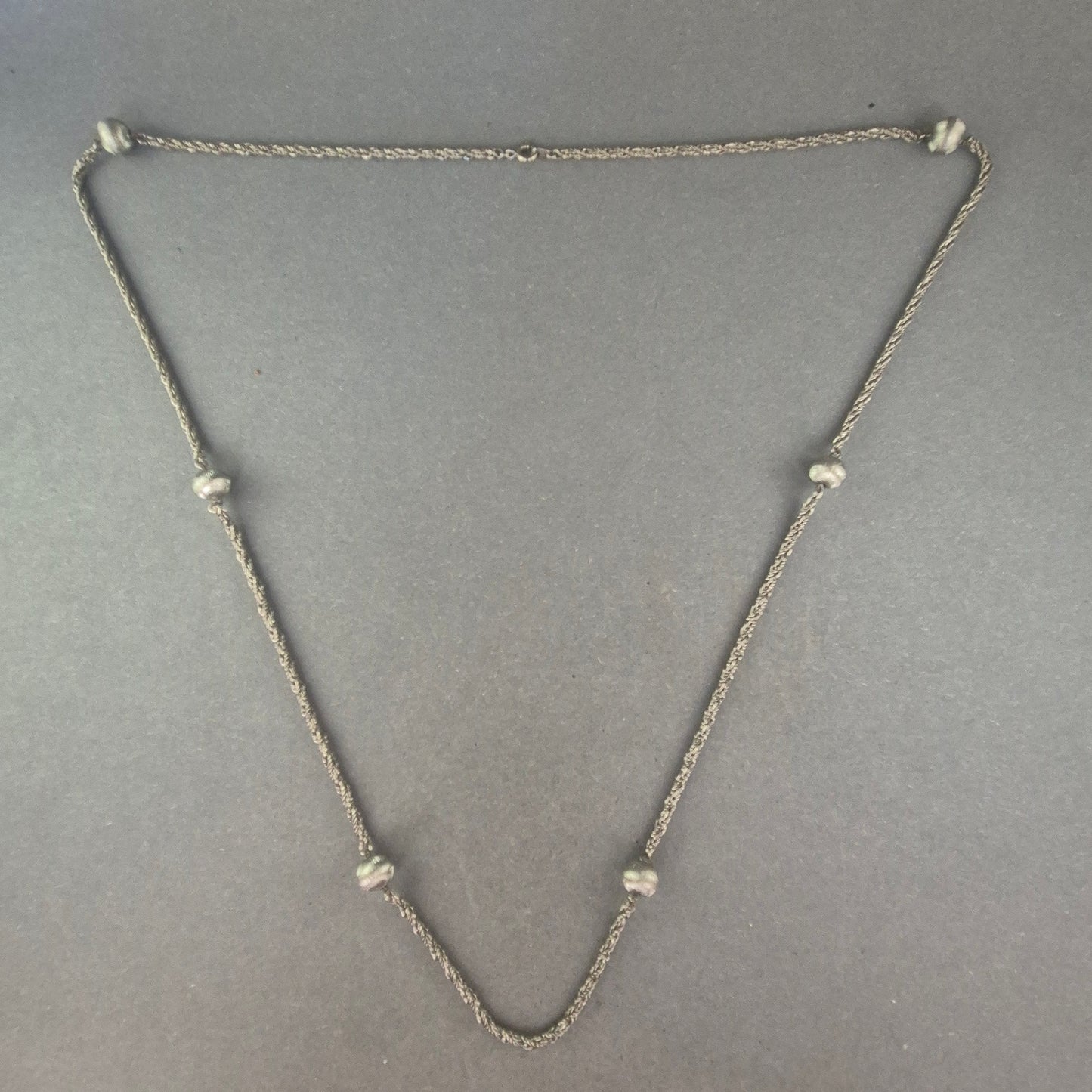 Feine Vintage-Halskette in Silberoptik mit dekorativen Kugeln