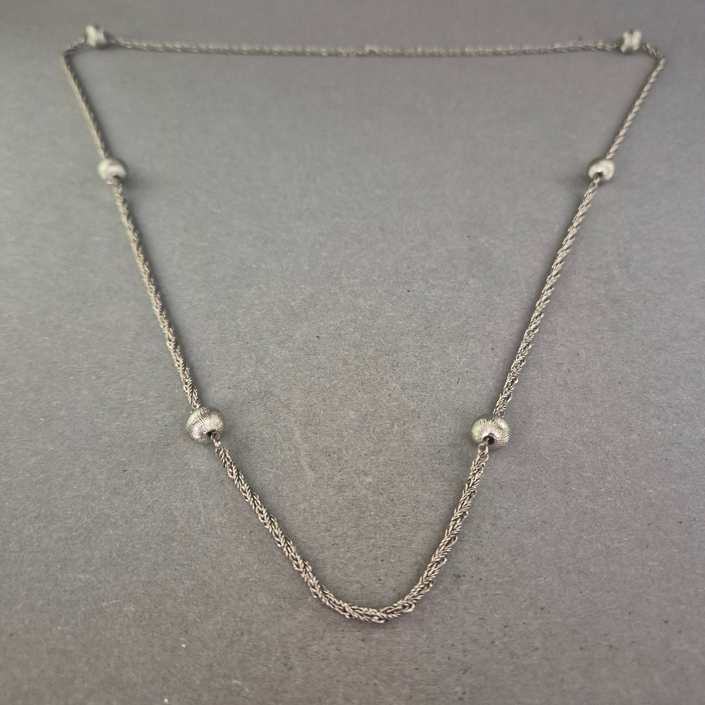 Feine Vintage-Halskette in Silberoptik mit dekorativen Kugeln