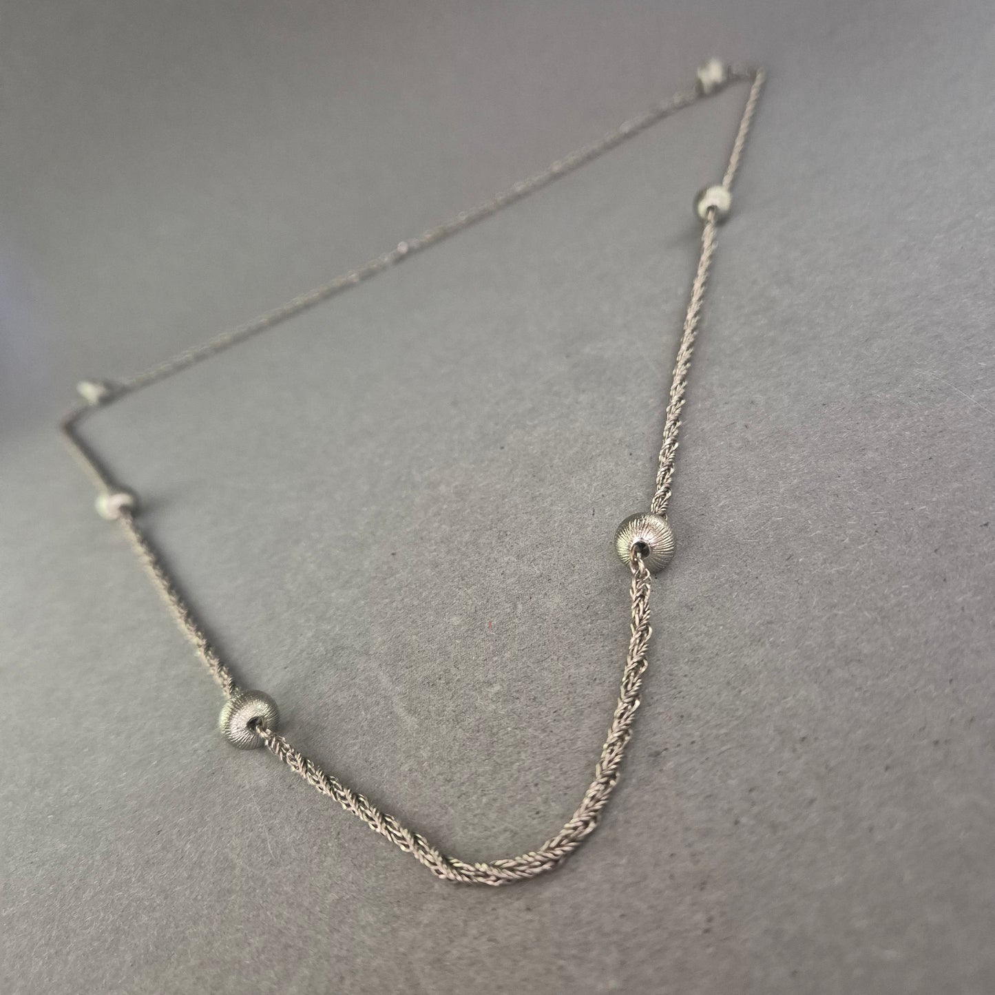 Feine Vintage-Halskette in Silberoptik mit dekorativen Kugeln