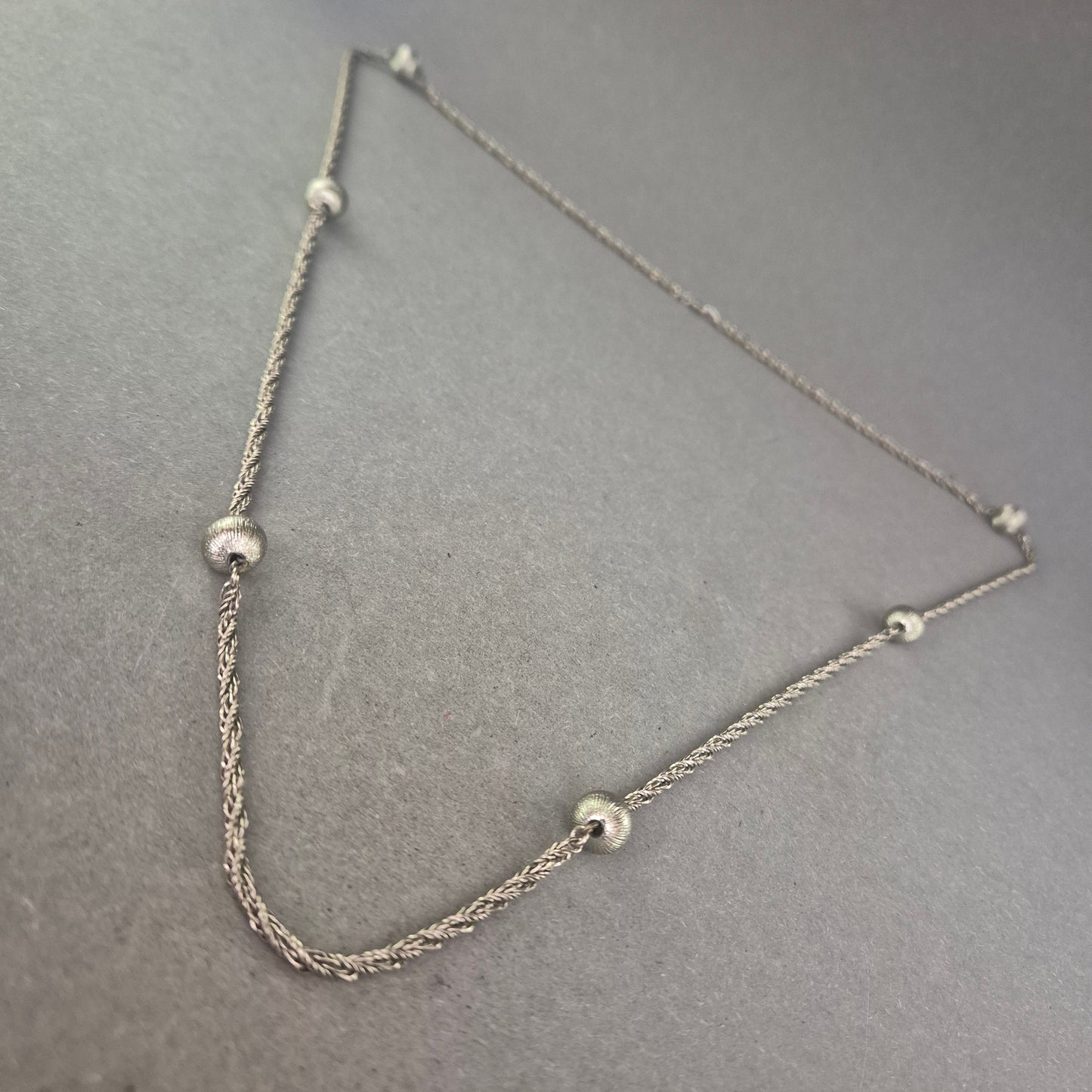 Feine Vintage-Halskette in Silberoptik mit dekorativen Kugeln