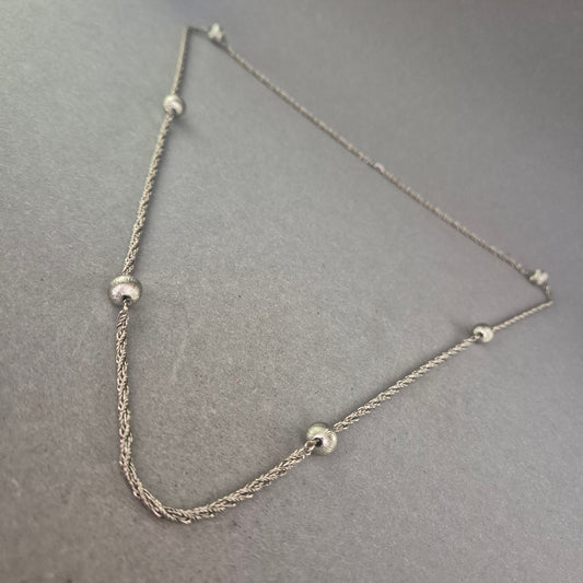 Feine Vintage-Halskette in Silberoptik mit dekorativen Kugeln