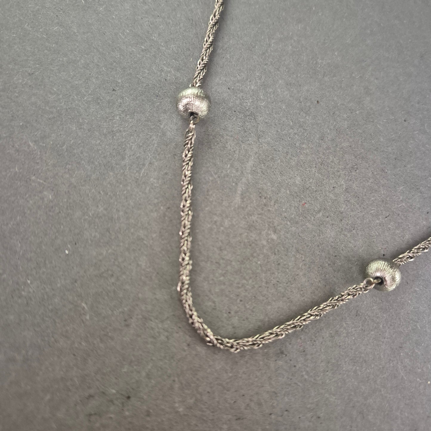 Feine Vintage-Halskette in Silberoptik mit dekorativen Kugeln