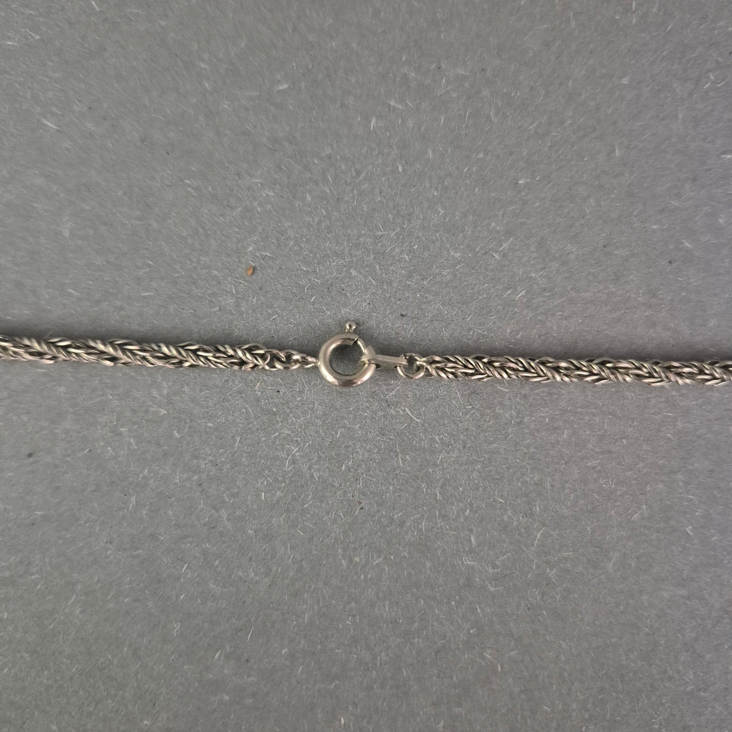 Feine Vintage-Halskette in Silberoptik mit dekorativen Kugeln