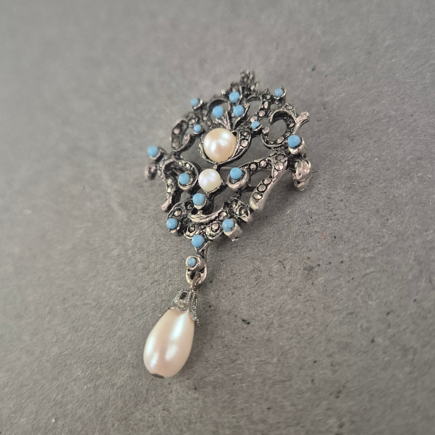 Antike Brosche im Barockstil mit Perlen und Türkis-Steinen
