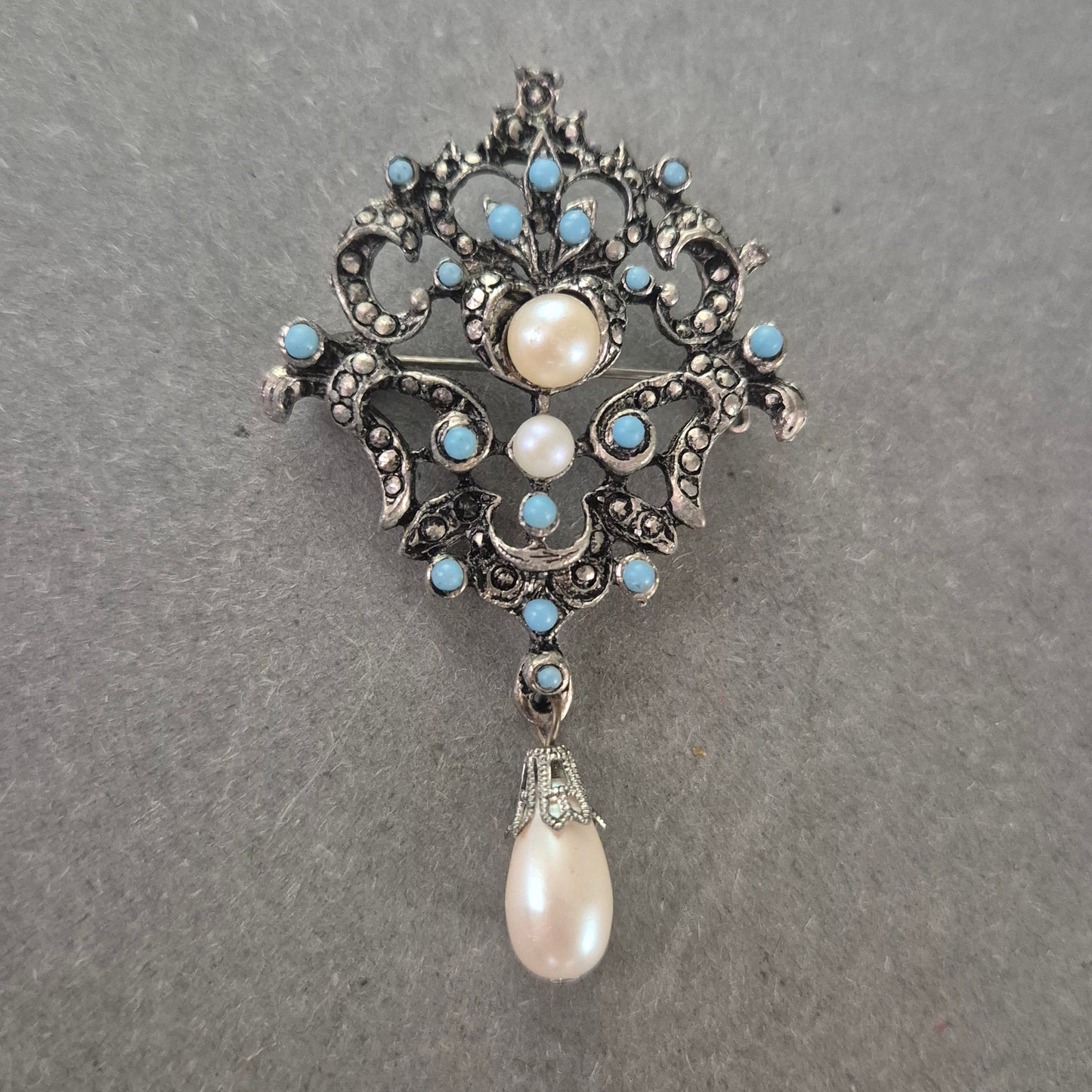 Antike Brosche im Barockstil mit Perlen und Türkis-Steinen