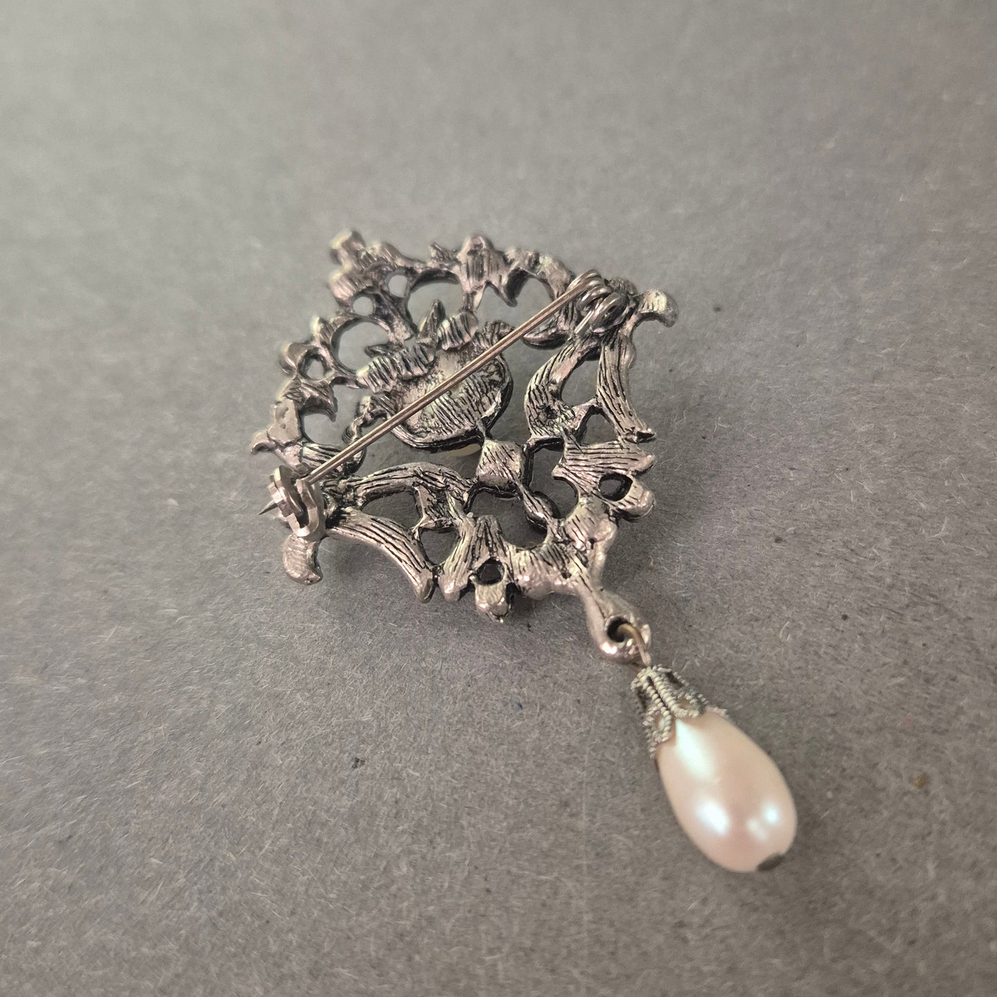 Antike Brosche im Barockstil mit Perlen und Türkis-Steinen