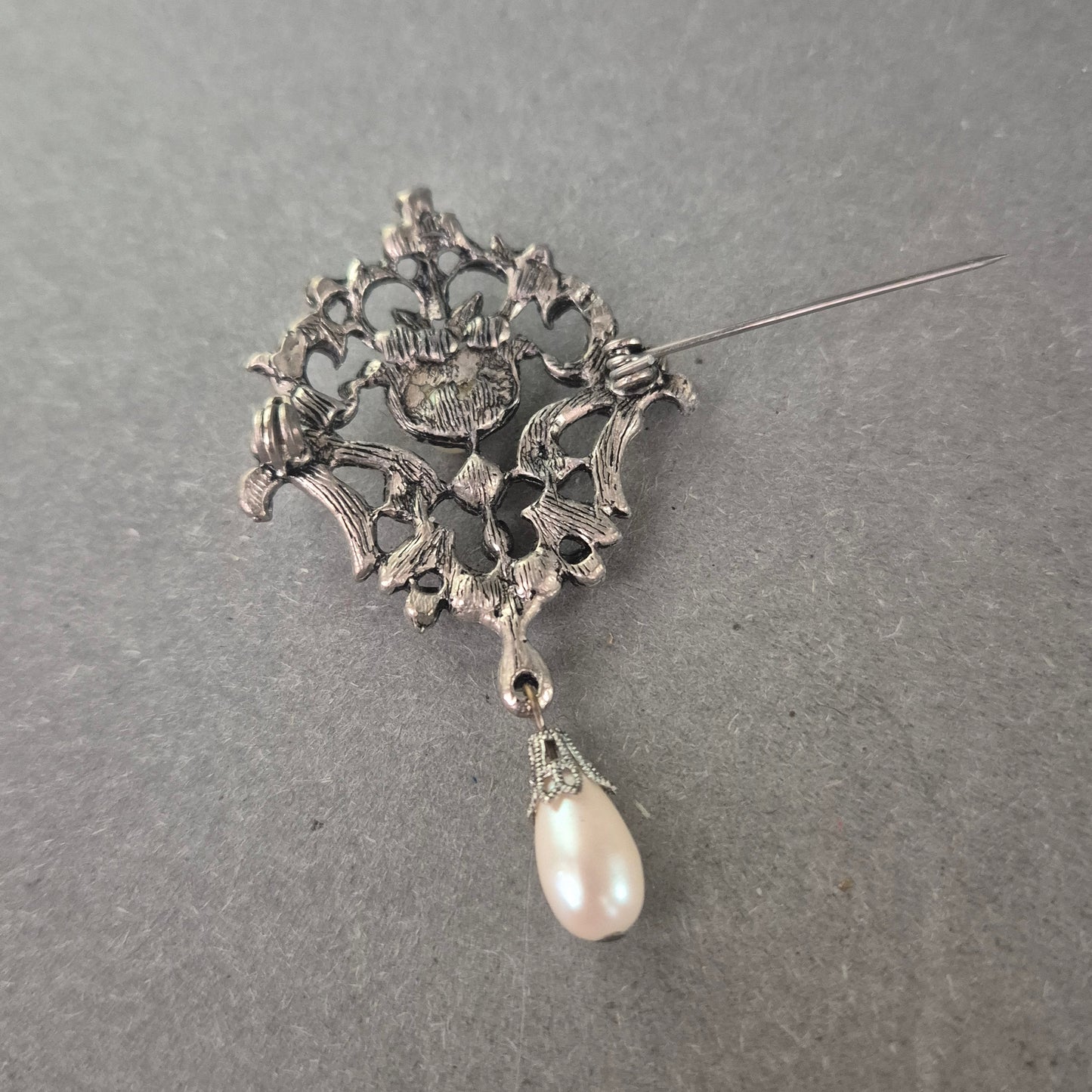 Antike Brosche im Barockstil mit Perlen und Türkis-Steinen